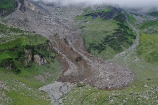 Une falaise s'est effondrée dimanche près de Muotathal (SZ). Au total, plus d'un million de mètres cubes de roche sont tombés dans la vallée.
